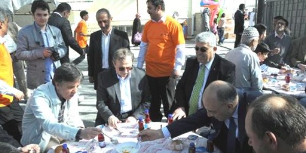 Akil insanlar heyeti düğün ve pazarda nabız yokladı