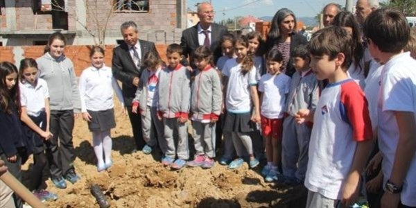 Burhaniye'de ��renciler fidan dikti