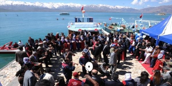 Van, turizm sezonuna Akdamar Adas�'nda 'merhaba' dedi