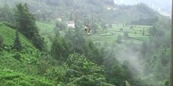 İlkel teleferikle tehlikeli yolculuğa inceleme