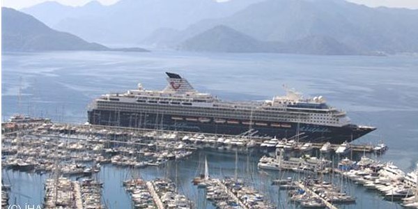 Yüzen otel Marmaris'te