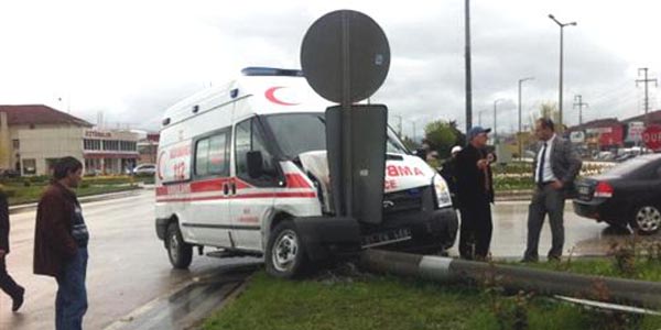 Ambulans otomobille çarpıştı: 3 yaralı