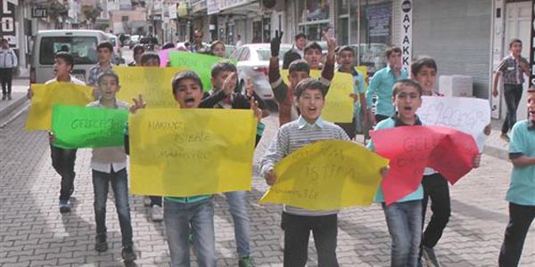 Dersleri boş geçen öğrenciler kaymakamlığa yürüdü