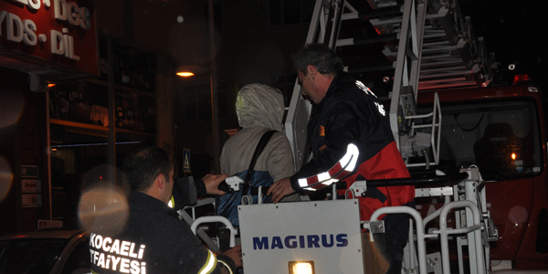 Dershanede unutulan genç kızı itfaiye kurtardı