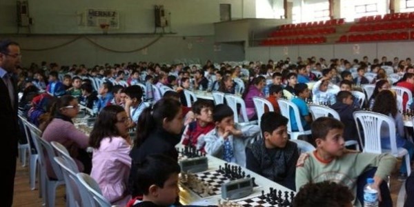 Satranç turnuvası nefesleri kesti