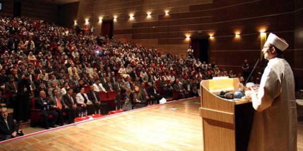 Diyanet ��leri Ba�kan� K�rt�e selam verdi/ Video