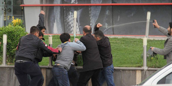 Diyarbak�r Adliyesi �n�nde kavga: 3 yaral�/Video