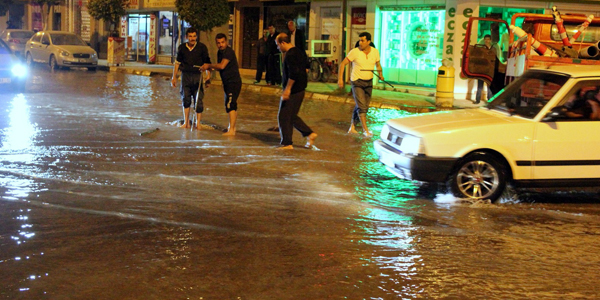 İskenderun'da su borusu patladı, caddeler su altında kaldı