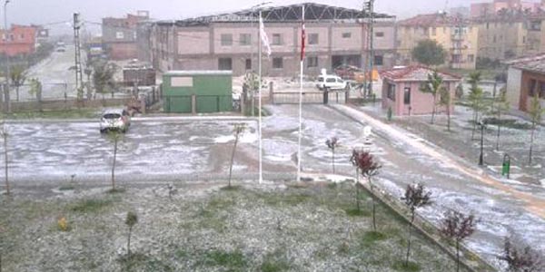 Karaisalı'da dolu yağdı