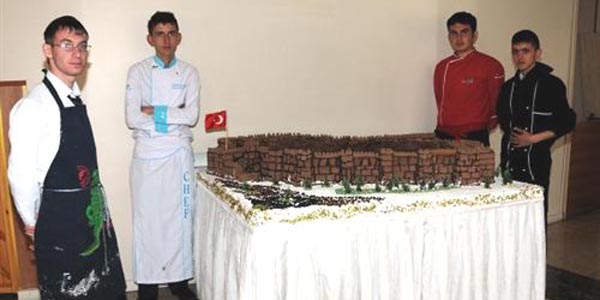 Tarihi Kayseri Kalesi pasta oldu