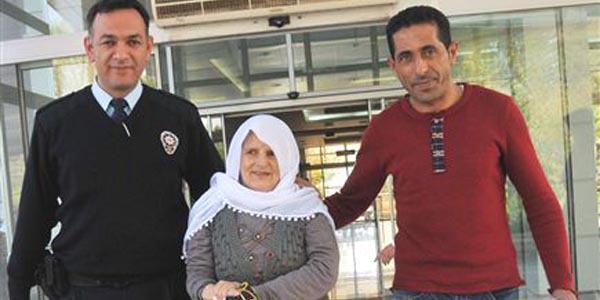 Polisten, gözaltına aldığı kişinin annesine yardım eli