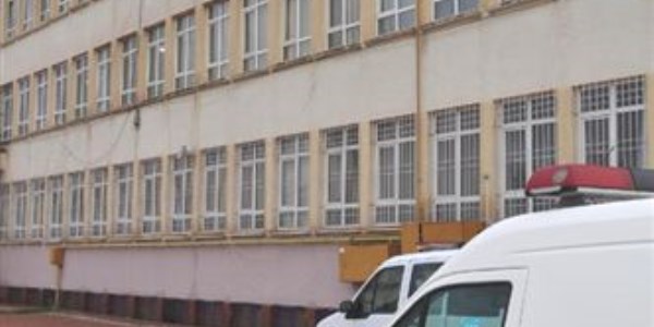 Liseli kız sınıf penceresinden atlayarak intihar etti