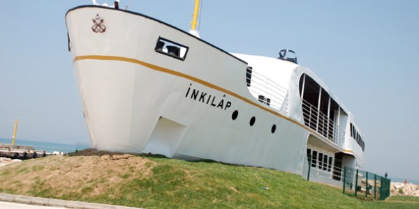 Mimarlardan İnkılap gemisi resif olsun teklifi