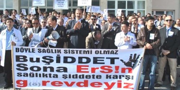 Sağlık çalışanları iş bıraktı