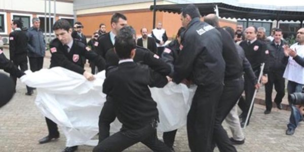 Kocaeli'de eylem yapan sağlıkçıların çadırını özel güvenlik görevlileri söktü