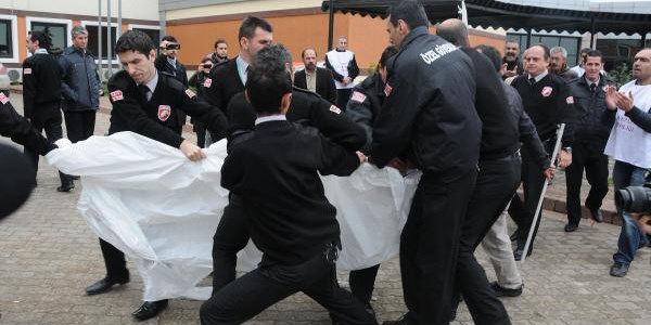 Sağlık çalışanlarının çadırı söküldü