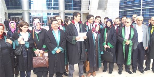 Duruşmaya alınmayan başörtülü avukat için eylem