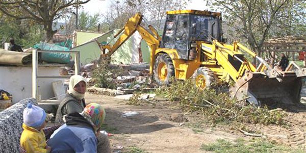 Birikimleriniin y�k�l���n� g�zya�� i�inde izlediler