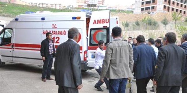 Devrilen kamyonun alt�nda kalan k�m�r oca�� sahibi �ld�