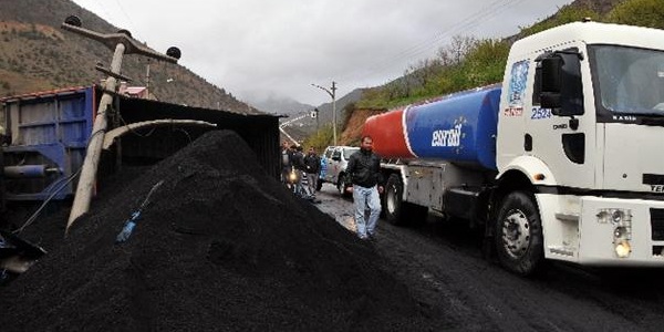 Torul'daTIR devrildi, karayolu ulaşıma kapandı