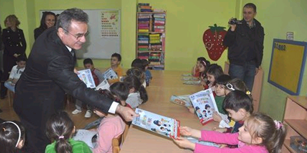 Trabzon polisinden anaokulu öğrencilerine boyama kitabı