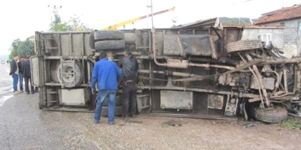 Gölbaşı'nda kamyon devrildi: 2 yaralı