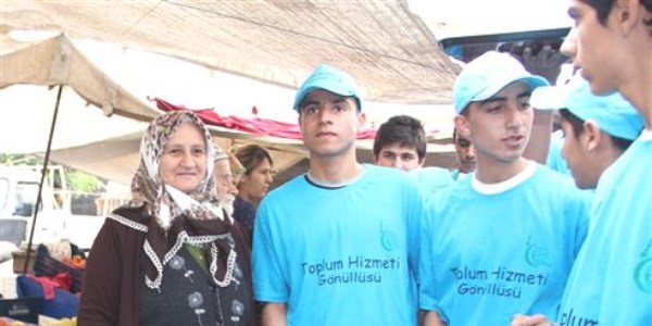Pazar poşetlerini öğrenciler taşıyor