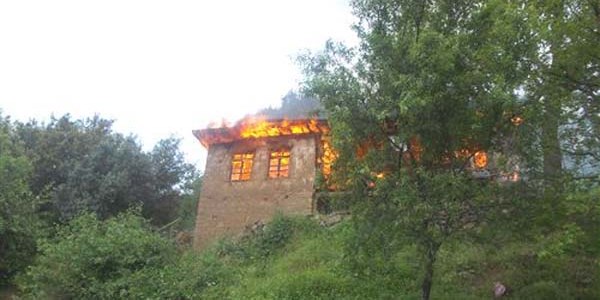 Elektrik kontağından çıkan yangın evi kül etti