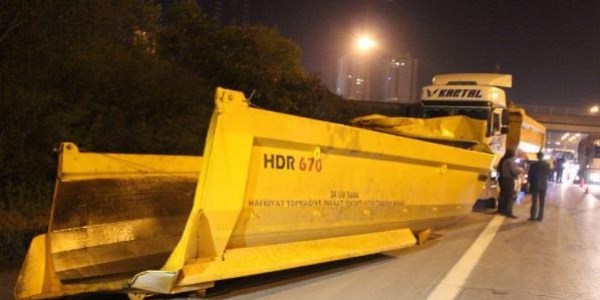 Seyir halinde açılan damper köprüye çarptı