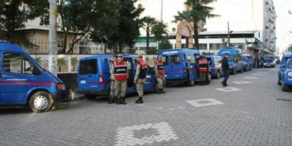 Yolu trafiğe kapatan işçilere jandarma müdahale etti