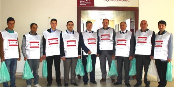 Erciş'te gönül elçisi imamlar fakir ailelere et dağıttı