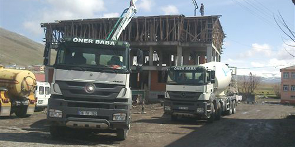 Yurt binası yardım sever bekliyor