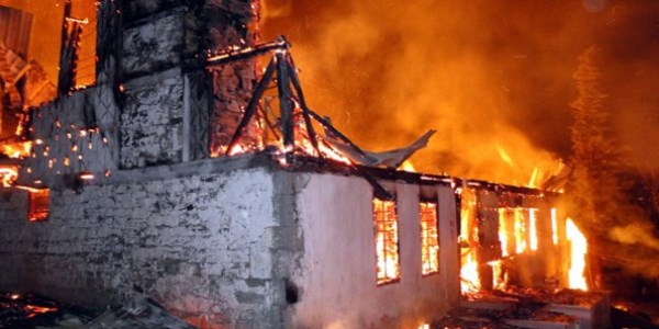 Sivas'ta yangın: 4 ev kullanılamaz hale geldi