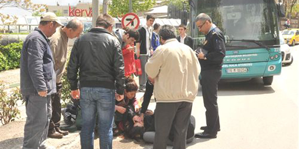 Otob�s �of�r�, �arpt��� liseli k�z�n ba��ndan bir an olsun ayr�lmad�