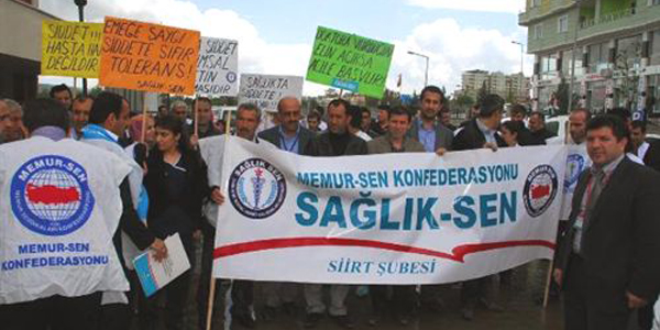 Babasının ölümünden sorumlu tuttuğu doktora saldırdı