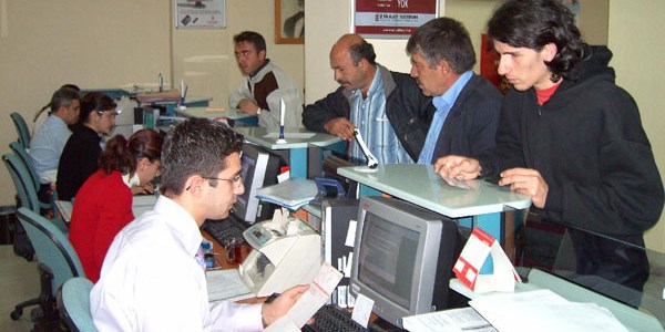 Banka �al��anlar� bor�lanma yapmak i�in acele edin