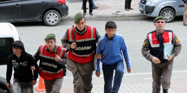 Hırsızlık şüphelisi gençler adliyede