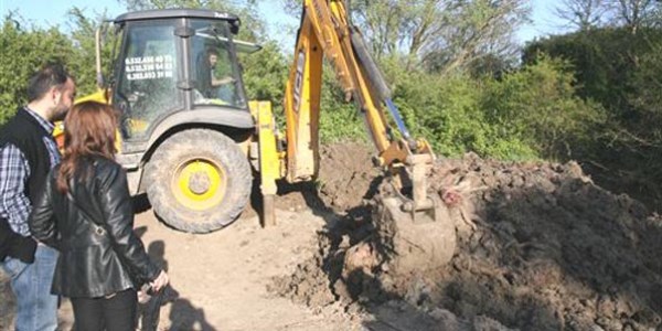 �tlaf edilen k�peklerin izini hafiye gibi s�rd�ler