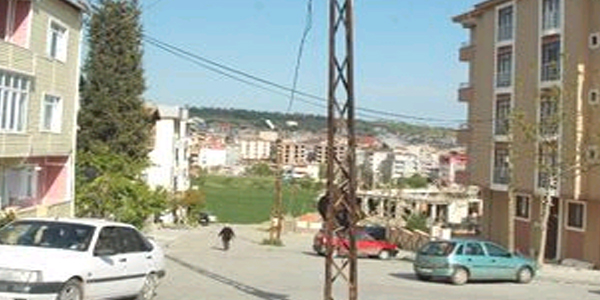 Yol ortasındaki direğin açıktaki kabloları tehlike saçıyor