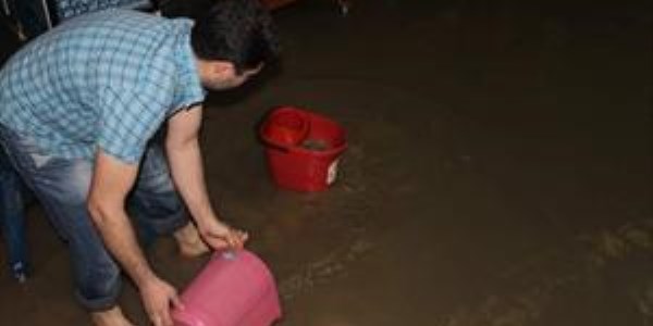İşyerini su basan esnaf zararını telafi ediyor