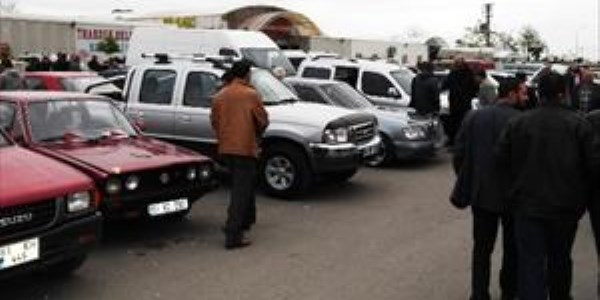 Trabzon'da açık oto pazarındaki otomobiller alıcı bekliyor