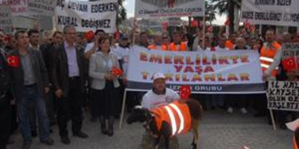 İzmir'de emekli olamayanlardan gösteri