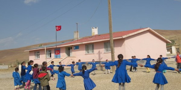 MEB, her geçen gün sıkışıyor