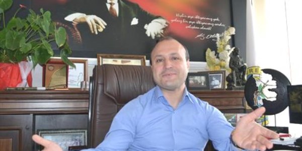 Evreşe'nin hem başkanı hem doktoru