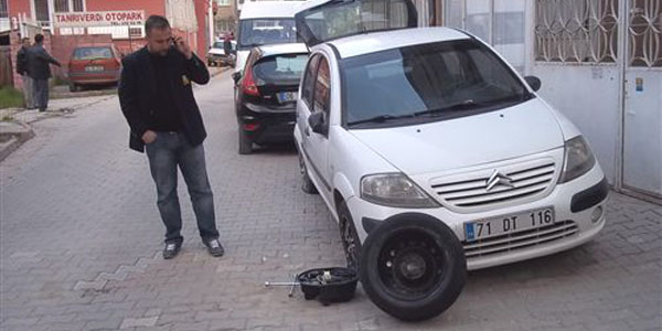 K�r�kkale'de ara�lar�n lastikleri kesildi