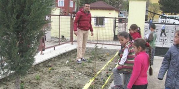 Öğretmen ve öğrenciler okul bahçesine meyve ve gül fidanı dikti