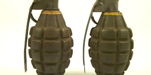 Cami duvarında patlamamış el bombası bulundu