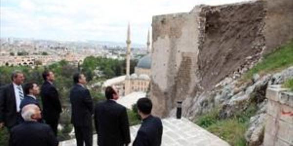 Şanlıurfa Valisi'nden göçük meydana gelen kalede inceleme
