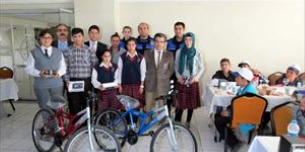 Hayallerindeki polisi yazarak �d�l kazand�lar