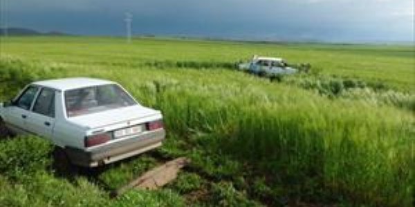2 otomobil ayn� yerde devrildi:  6 yaral�